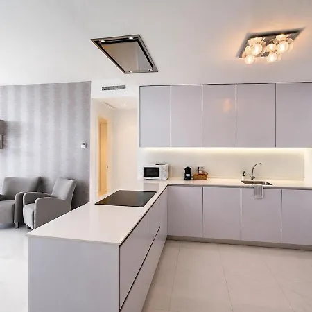 Beautiful Renovated Ground Floor With Private Garden In Bel Air