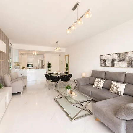 Beautiful Renovated Ground Floor With Private Garden In Bel Air Apartment *